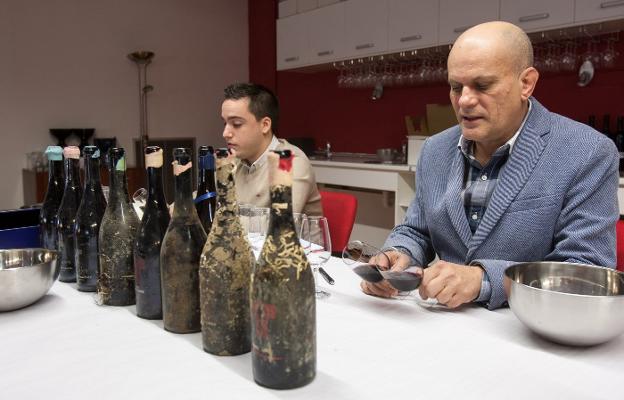 Héctor Díez y Antonio Palacios catan los vinos envejecidos en el fondo marino. :: DÍAz Uriel