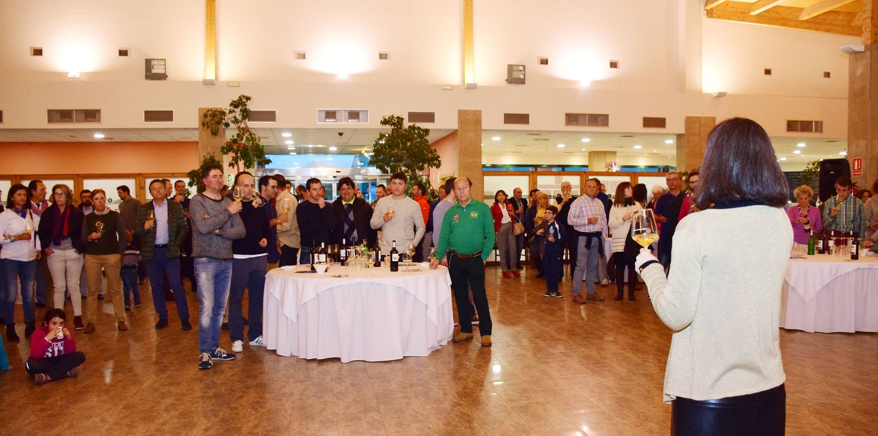 Tras la jornada de juego, los participantes disfrutaron de una cata de los vinos de Finca Valpiedra.