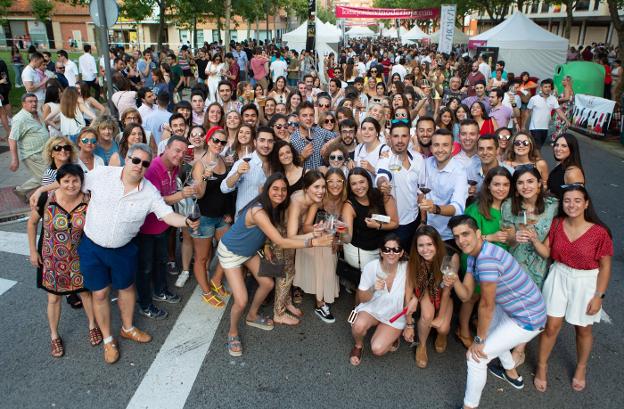 Un grupo de asistentes se une para brindar en la duodécima edición del Riojano, Joven y Fresco en su celebración ayer en Logroño. 
