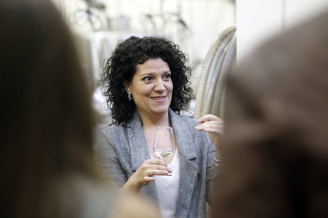 Diecisiete jóvenes de muy diversas procedencias aprenden a elaborar sus primeros vinos en la bodega universitaria del grado de Enología