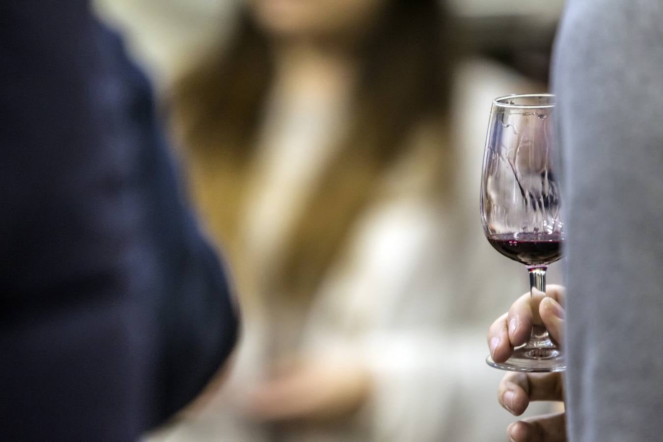 Diecisiete jóvenes de muy diversas procedencias aprenden a elaborar sus primeros vinos en la bodega universitaria del grado de Enología