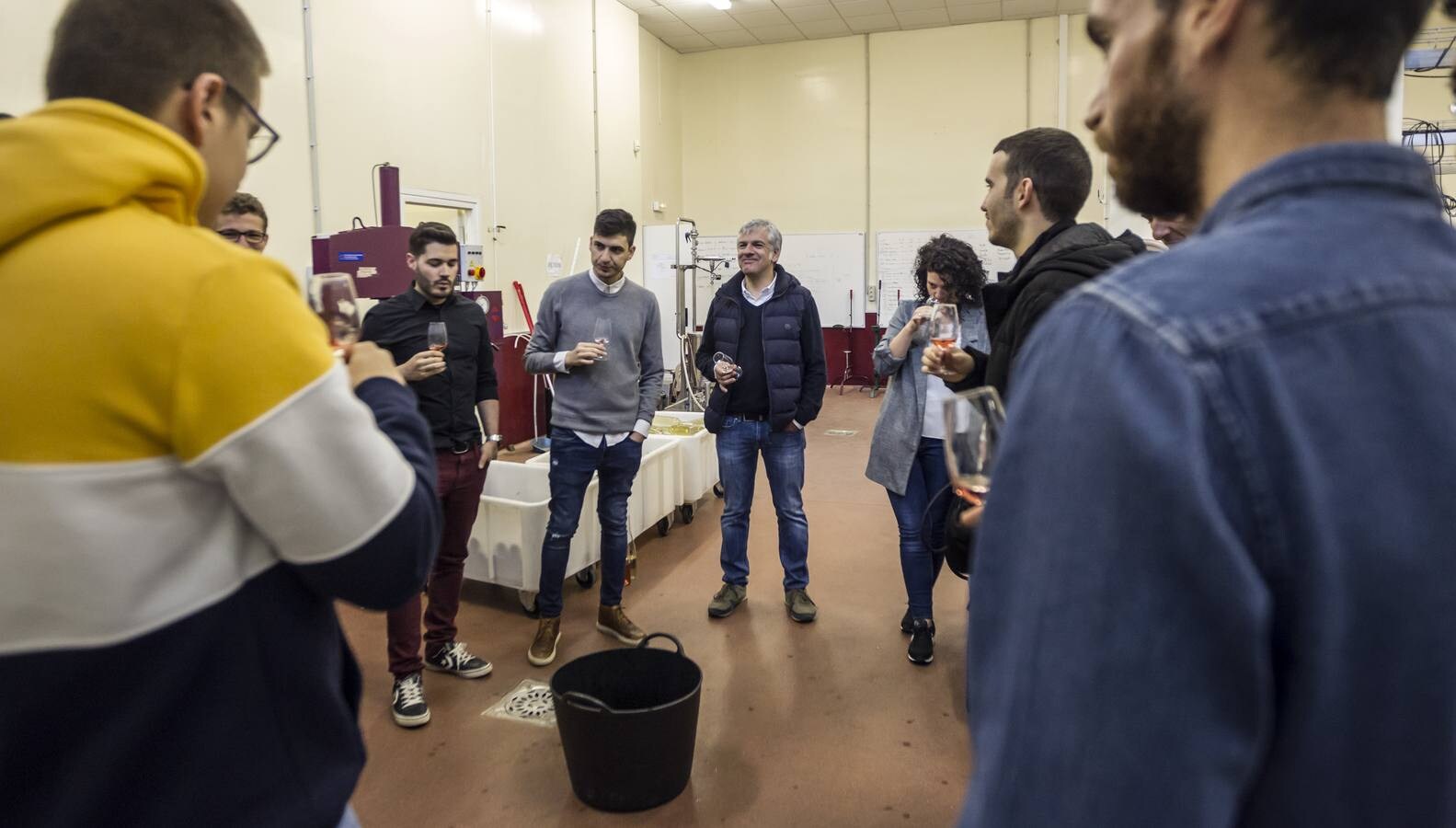 Diecisiete jóvenes de muy diversas procedencias aprenden a elaborar sus primeros vinos en la bodega universitaria del grado de Enología