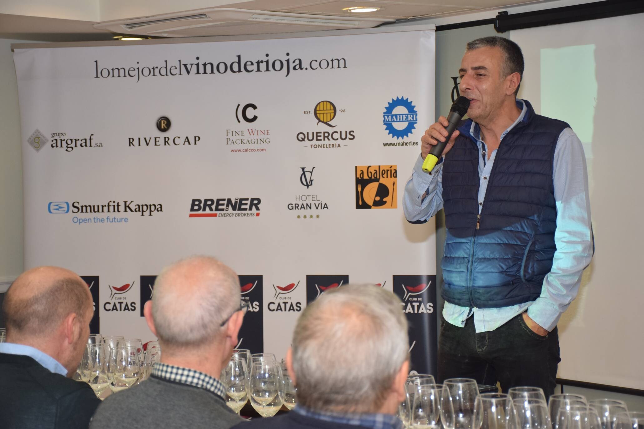 Pablo Eguzquiza, socio de la Compañía de Vinos de Telmo Rodríguez, presentó anoche en una espectacular cata una amplia muestra de vinos de pueblo y parcelarios de dos distantes proyectos de la Compañía: Ladeiras do Xil (Valdeorras), junto con las de Bodegas Lanzaga (Lanciego, Rioja). 