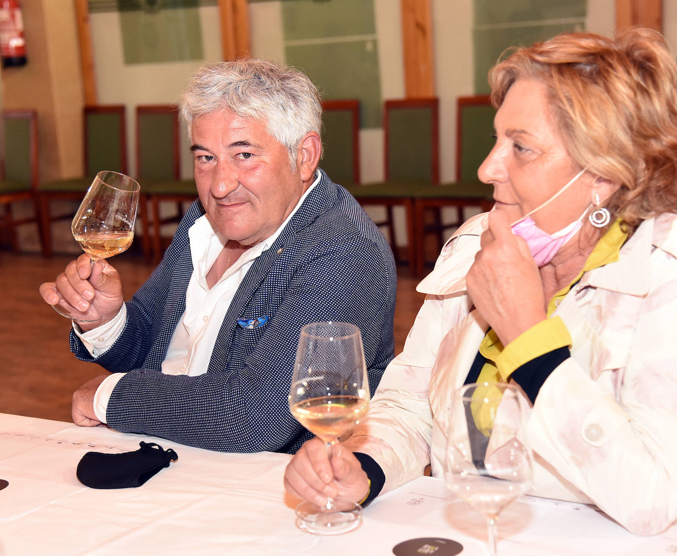 Tras la jornada de juego, los asistentes disfrutaron de la cata de dos vinos de Bodegas Altanza.