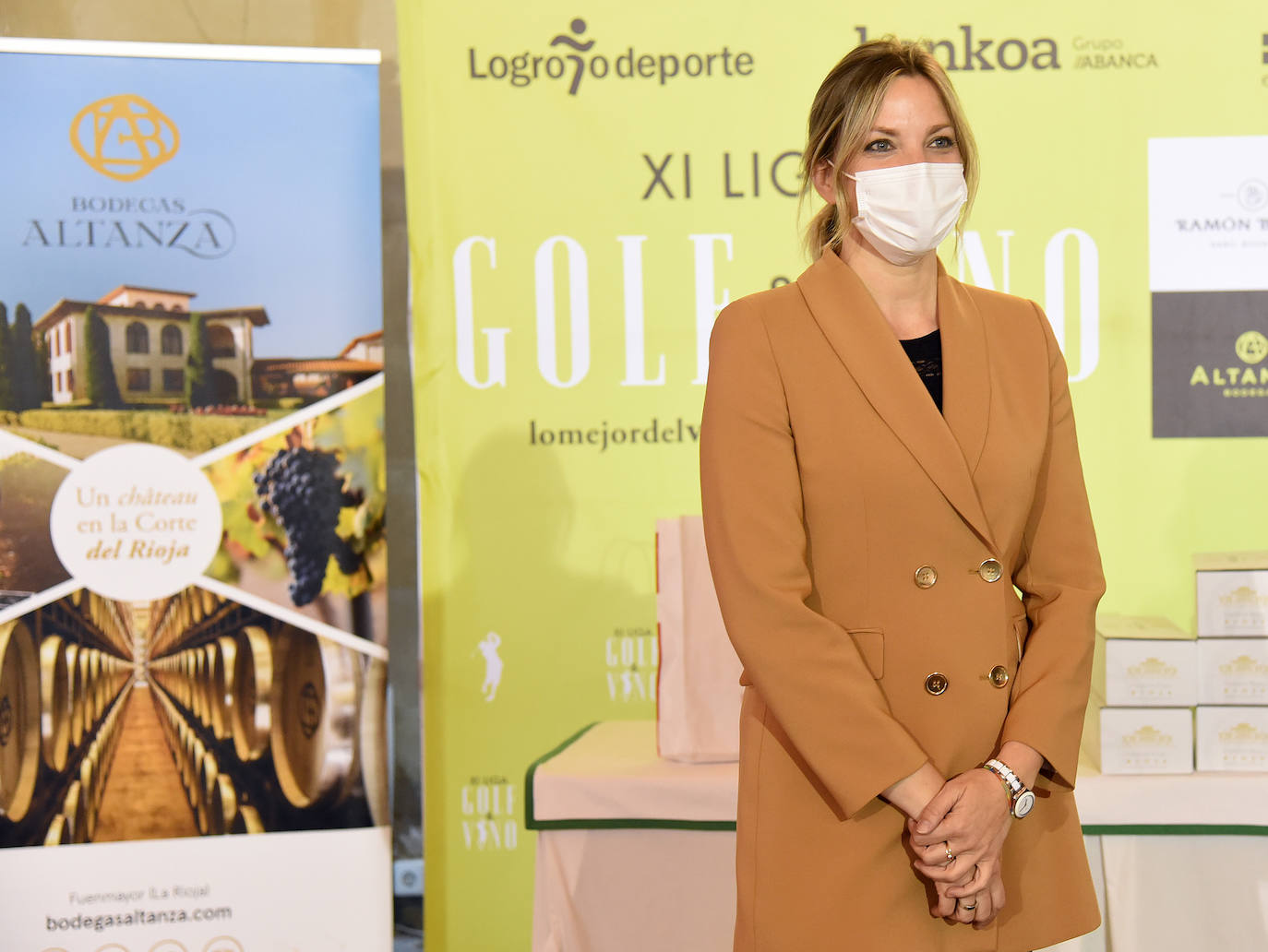 Entrega de premios a los ganadores del torneo Bodegas Altanza de la Liga de Golf y Vino. 