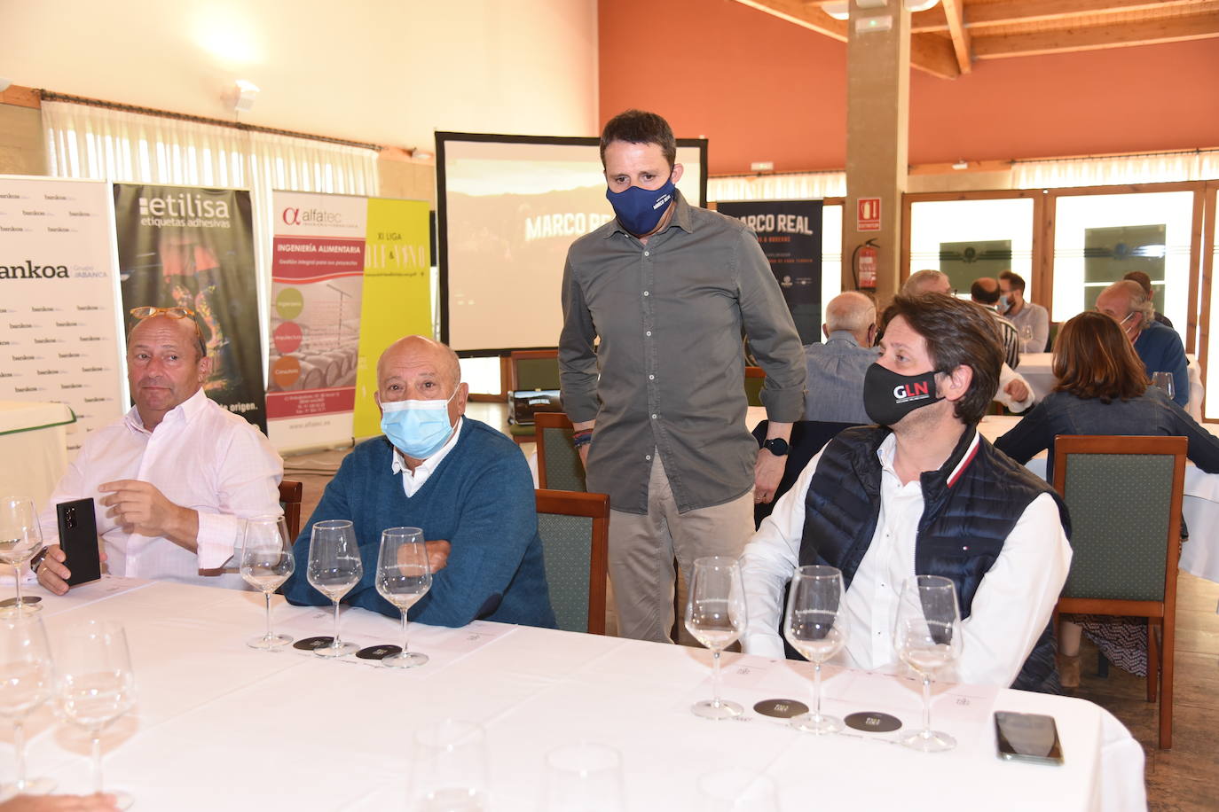 Los participantes el el torneo Bodegas Marco Real de la Liga de Golf y Vino disfrutaron de una cata de vinos tras la jornada de juego.