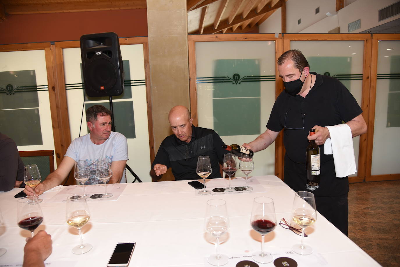 Los participantes el el torneo Bodegas Marco Real de la Liga de Golf y Vino disfrutaron de una cata de vinos tras la jornada de juego.