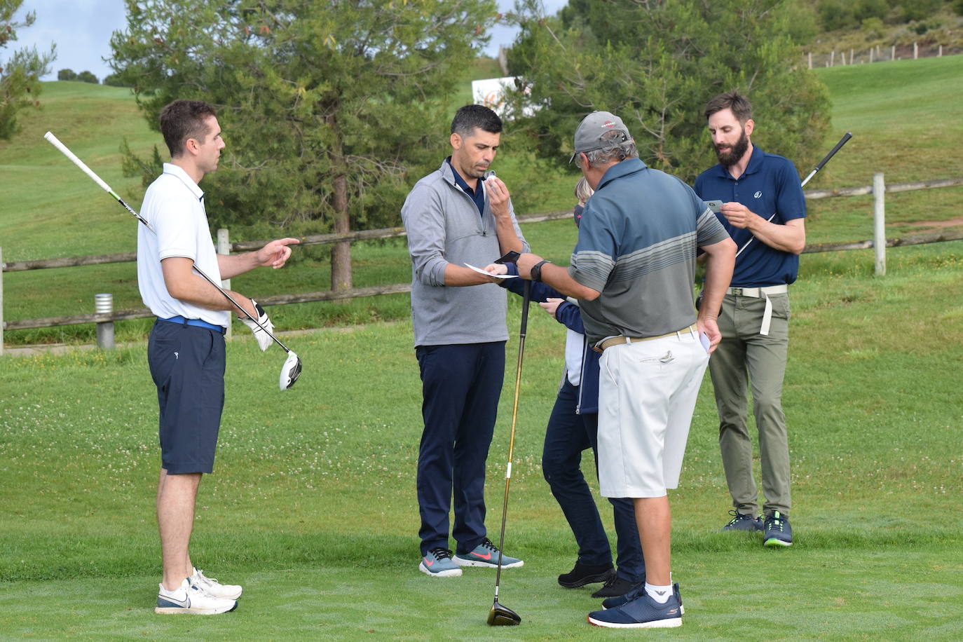 Los participantes en el torneo Bodegas Ontañón de la Liga de Golf y Vino disfrutaron de un gran día de golf en El Campo de Logroño.
