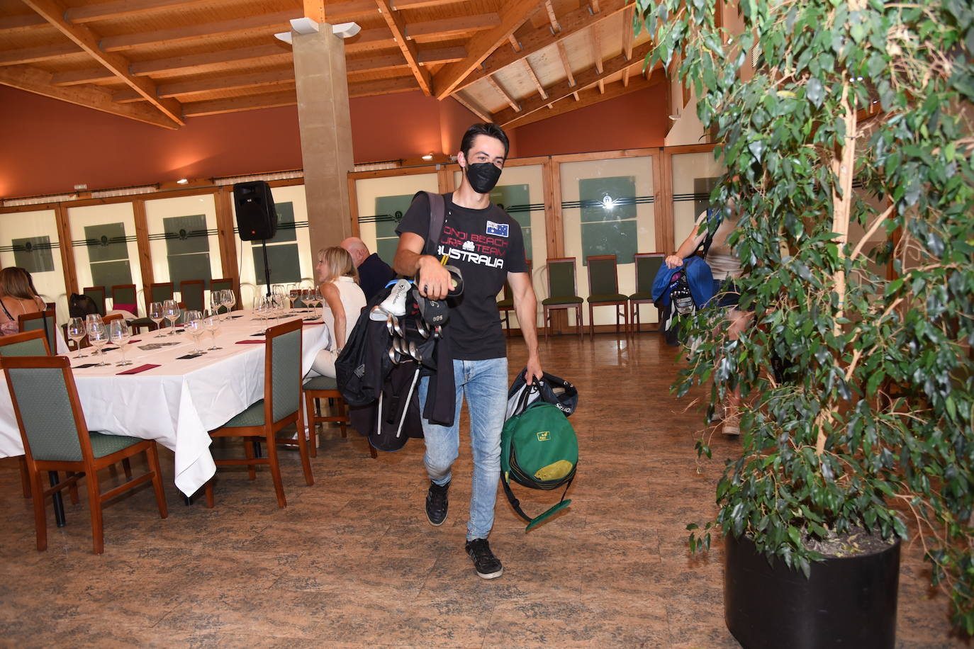 Los participantes el el torneo de los patrocinadores de la Liga de Golf y Vino recibieron sus premios. 