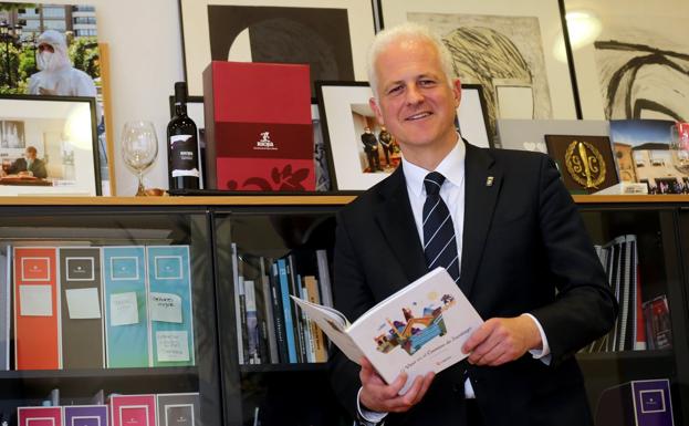 El alcalde de Logroño, Pablo Hermoso de Mendoza, posa en su despacho con varias referencias al mundo del vino.