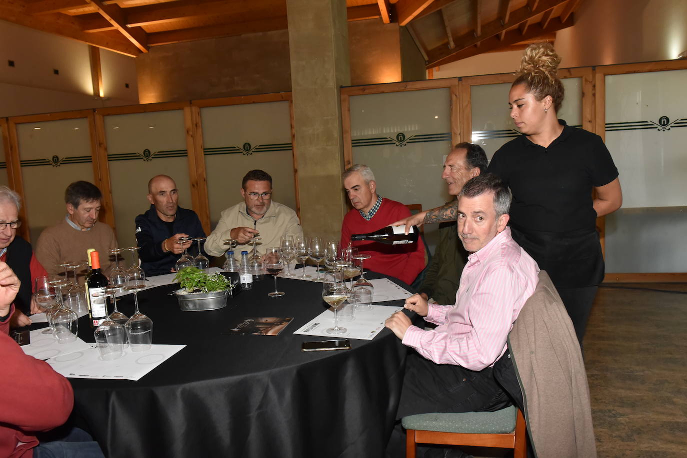 Cata de los vinos de Franco Españolas tras el torneo de golf