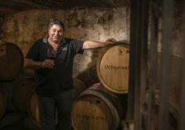 José García posa junto a una de las 18 cubas de roble que ocupan cada metro de su bodega.