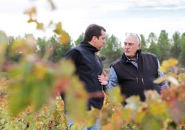 Jon Cañas y Fidel Fernández en el viñedo El Palacio, junto a la bodega