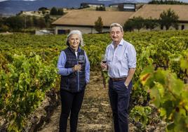 Carmen Enciso y Luis Valentín, en la Esquina de Antonio Arana, un viejísimo y pequeño viñedo junto a la bodega de viura, malvasía y alguna cepa de calagraño