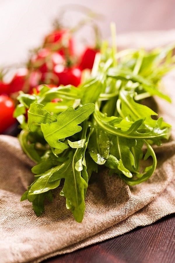 La fibra que contiene mejora el tránsito intestinal y su amargor favorece la digestión, pues estimula las secreciones digestivas.