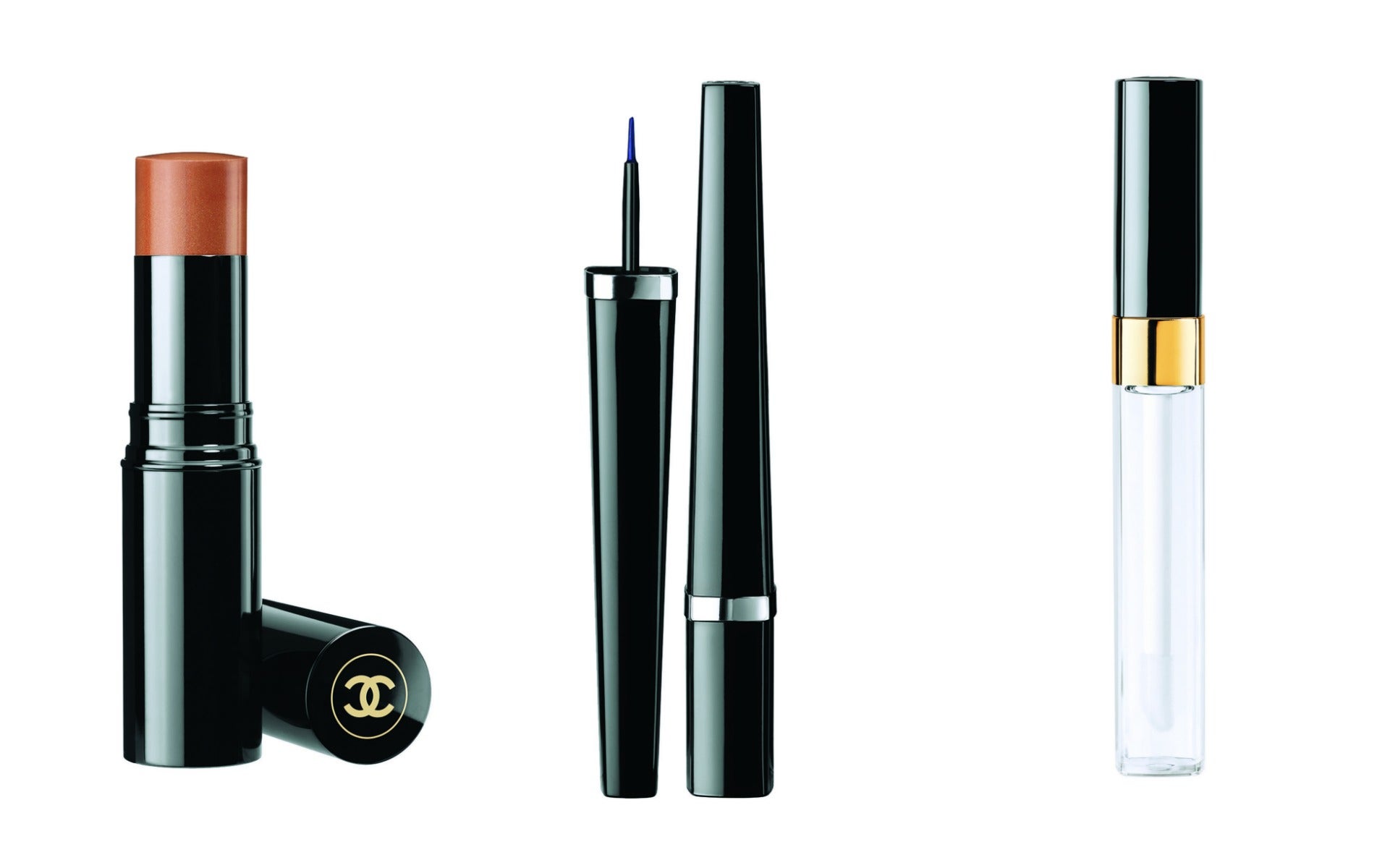 En nude Stick blush Belle Mine nº20; eyeliner Ligne Graphique 60 Dream Blue; y Gloss Volume; todo de Chanel.