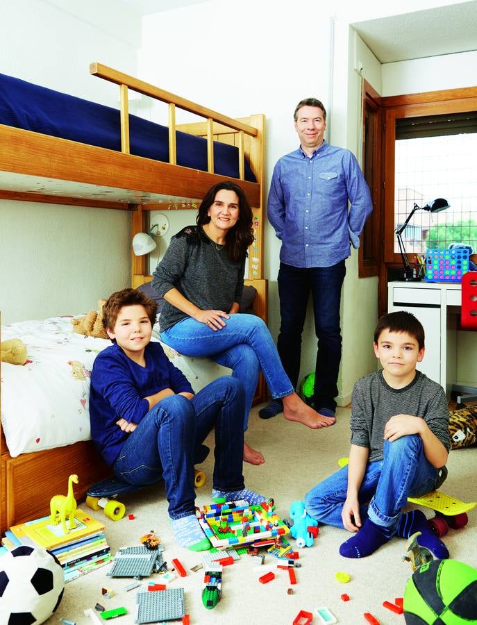 Profesora de instituto y empresario. Padres de Sammy, de 10 años, y Leo, de ocho. Estilismo: Pilar Lara. Peluquería y maquillaje: Carminia Albornoz (N.Y.C.) para Art Lab-Aveda y José Luis Ruzafa (Talents) para M·A·C y GHD. Ángela López: camiseta y jeans Cortefiel, sudaderas infantiles Massimo Dutti