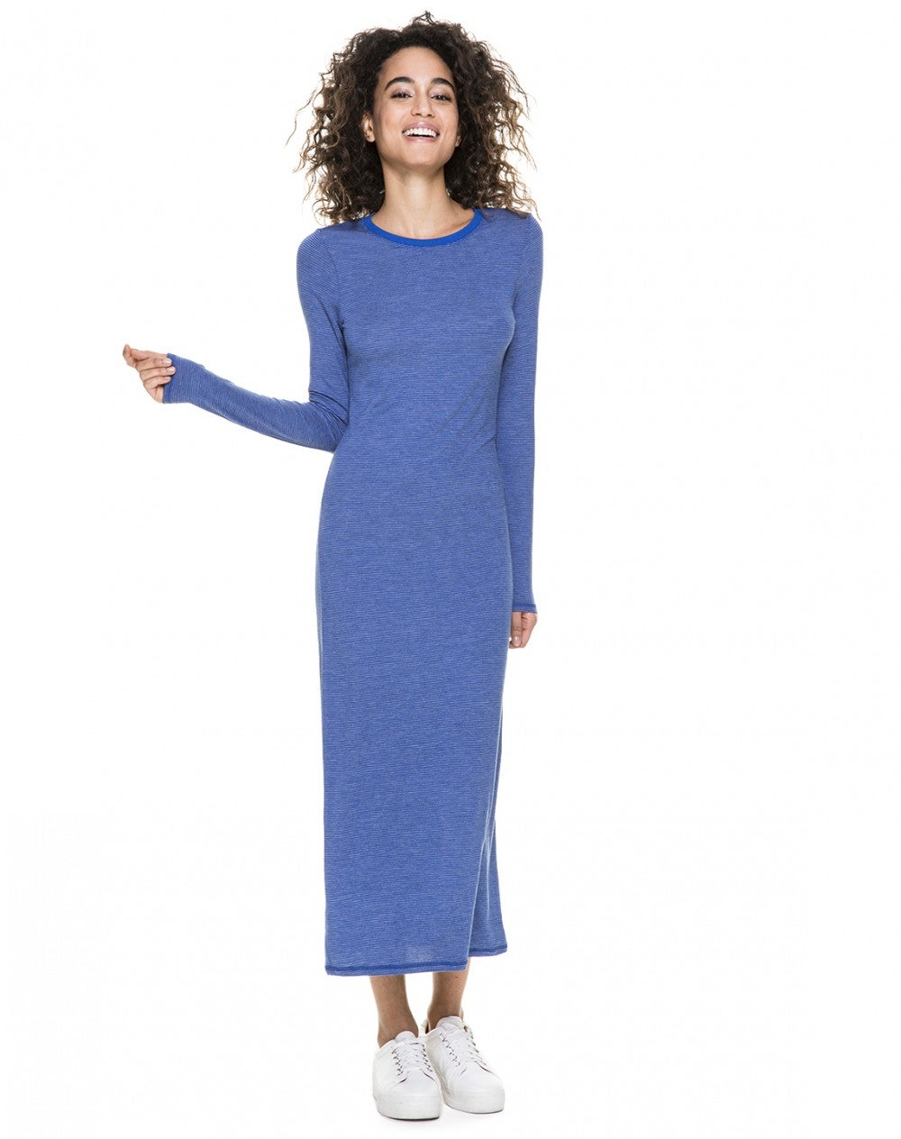 Vestido midi de punto en color azul, que pasa de 29.99 a 22.99€.