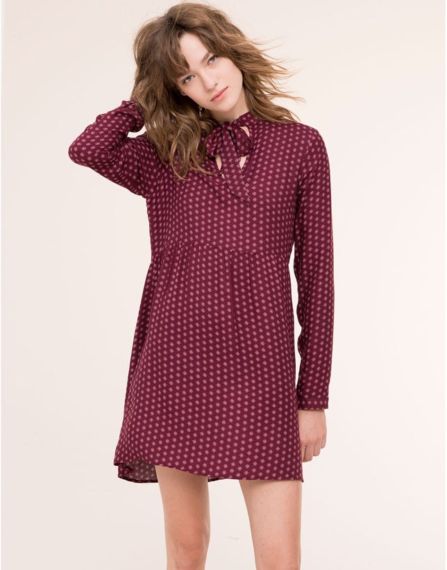 Vestido de estilo retro con detalle de lazo en el cuello, que pasa de 22.99 a 15.99€.