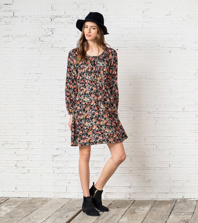 Vestido de estilo 'folk' con estampado de flores, rebajado de 29.99 a 19.99€.