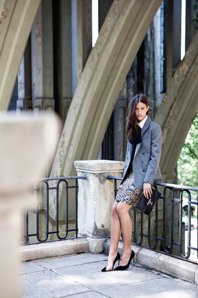 Camisa-body blanca con lazada negra al cuello, de Elisabetta Franchi; falda tubo brocada, de D'Squared 2; blazer de franela, de Tommy Hilfiger; zapatos de piel negra y plexigla, de Elisabetta Franchi; y bolso de piel, de Chanel.