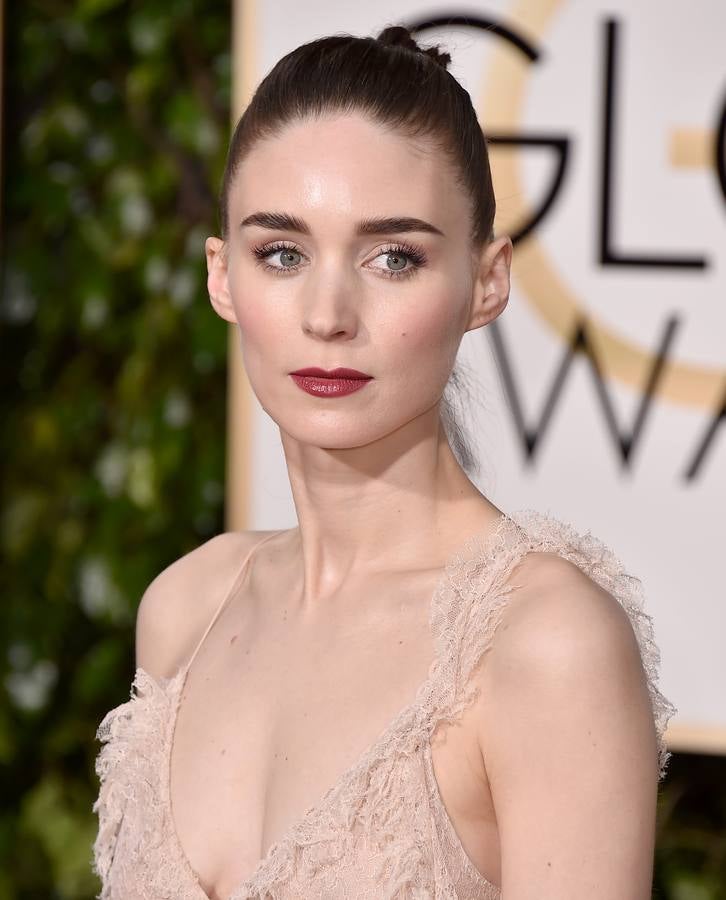Rooney Mara con un peinado pulido y un sencillo maquillaje donde destacan los labios en color burdeos