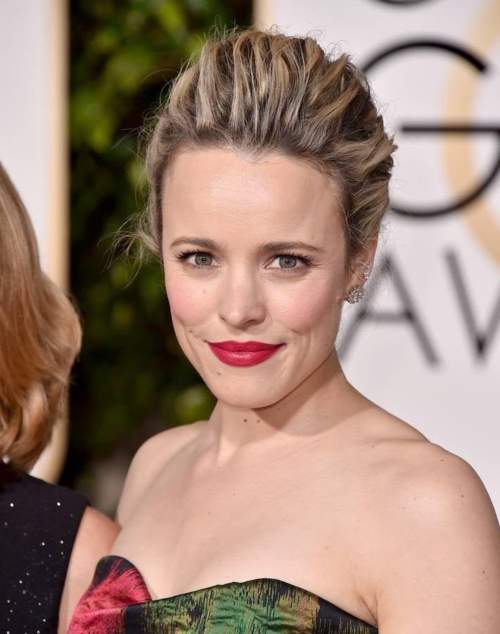 La actriz Rachel McAdams lució recogido con volumen y labios rojos.