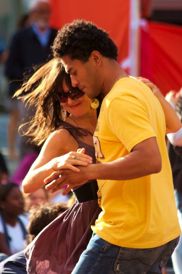 Casi tan sensual como el tango y casi tan divertido como el Swing; el Merengue es a veces confundido con la Bachata, pero lo cierto es que este baile original de la República Dominicana tiene más de 100 años de historia. En la actualidad se ha fusionado con varios estilos como el rock, el jazz y el house; lo que ha hecho que el Merengue original se haya perdido y sea difícil encontrarlo en estado puro. Aún así, su capacidad de adaptación lo ha hecho muy popular y llamativo. Lo malo es que a cualquier cosa lo llaman Merengue...