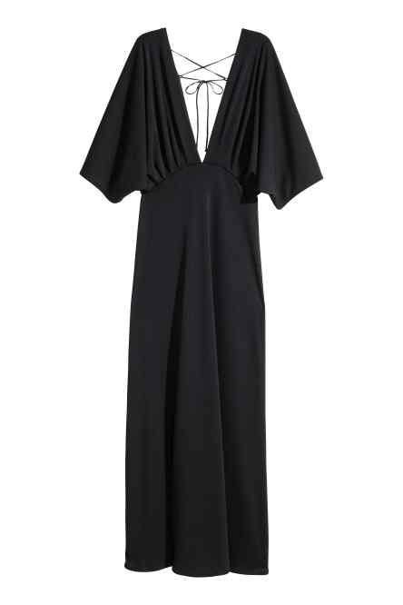 Vestido de noche en color negro con amplio escote en uve, de H&M (Precio: 49,99 euros).