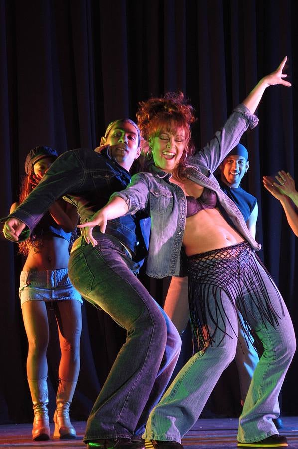 Más que un baile algunos lo definirán como un estilo de vida: el Breakdance tiene ya más de 40 años de historia y un sinfín de modalidades. Si bien, no es un baile accesible, ya que para dominarlo (no digamos ya completamente) se requieren años de experiencia (cuanto más joven, mejor), agilidad y una buena forma física (el core y los tríceps se ven especialmente exigidos). Así que, si te quieres apuntar al Hip Hop, tomátelo con calma al principio y elige un buen profesor.