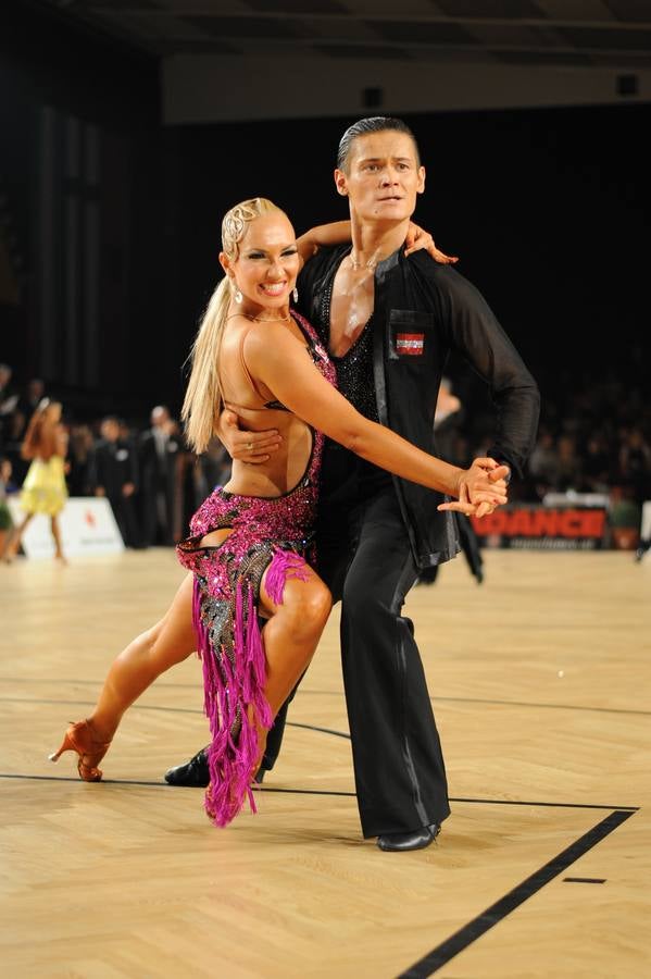 Original de Cuba, la Rumba se divide en tres estilos bien diferenciados entre sí: el yambú, la columbia y el guaguancó. Y dependiendo de ello, se baila de una u otra manera. Aunque la más popular es esta última, en la que los bailadores 'persiguen' a su pareja con varios movimientos mientras ésta le rechaza... Aunque al final acaba siendo conquistada. No es tan popular como otros bailes caribeños, pero no es tan difícil de aprender al fin y al cabo.