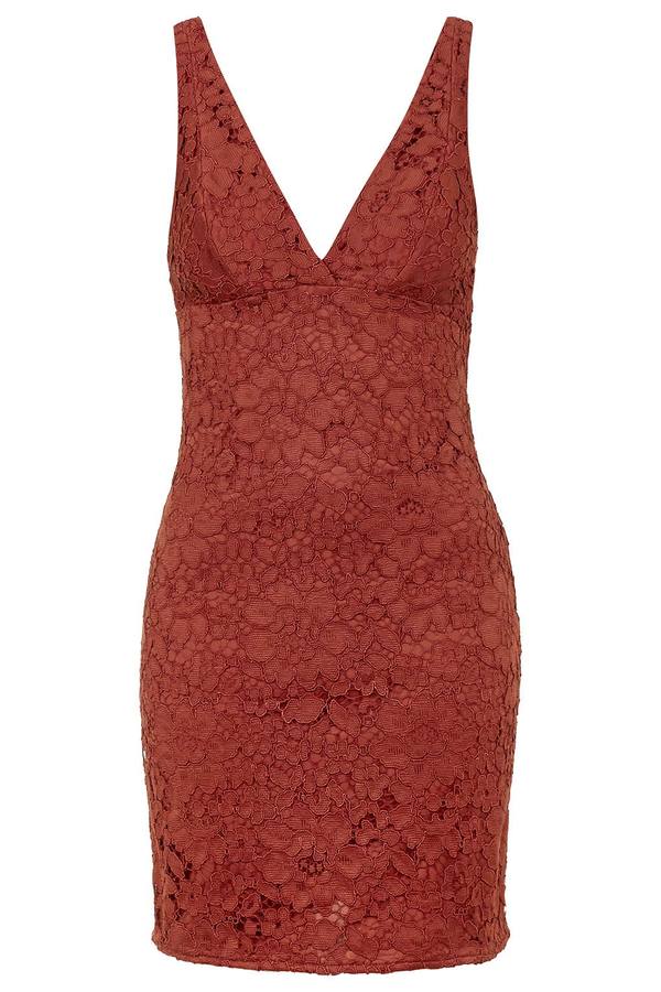 Topshop también incluye en su colección vestidos de fiesta con escotes pronunciados, como este de encaje (Precio: 13 euros).