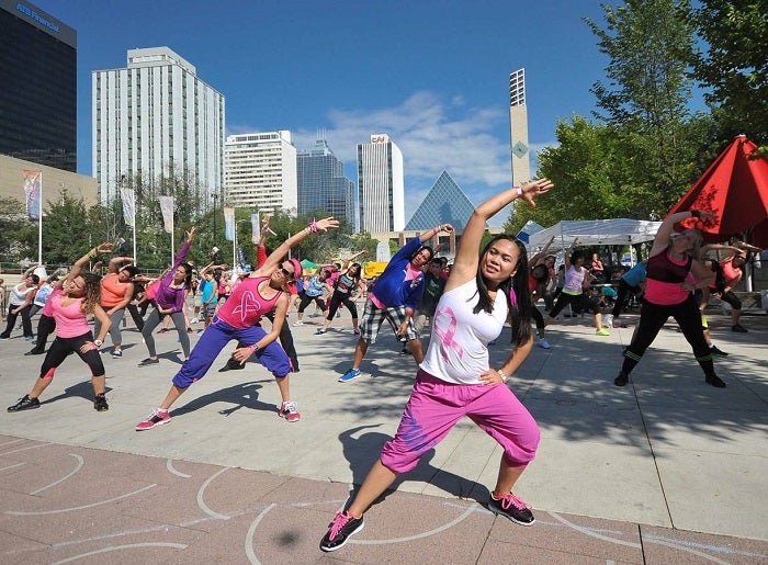 Aunque no es propiamente un baile, la popularidad del Zumba es tal que muchas chicas ya no buscan un gimnasio si no tienen clases de Zumba. La disciplina creada por Beto Pérez ha multiplicado su popularidad de manera exponencial en los últimos 5 años. Lo bueno del Zumba es que se adapta a ti y es más importante "Unirte a la fiesta" (como reza su lema) que aprenderte cada paso de manera exhaustiva. Así que no tengas miedo a perderte. ¡Pero sí en seguir el ritmo! Quemarás calorías, te pondrás en forma y mejorarás tu estabilidad y coordinación.