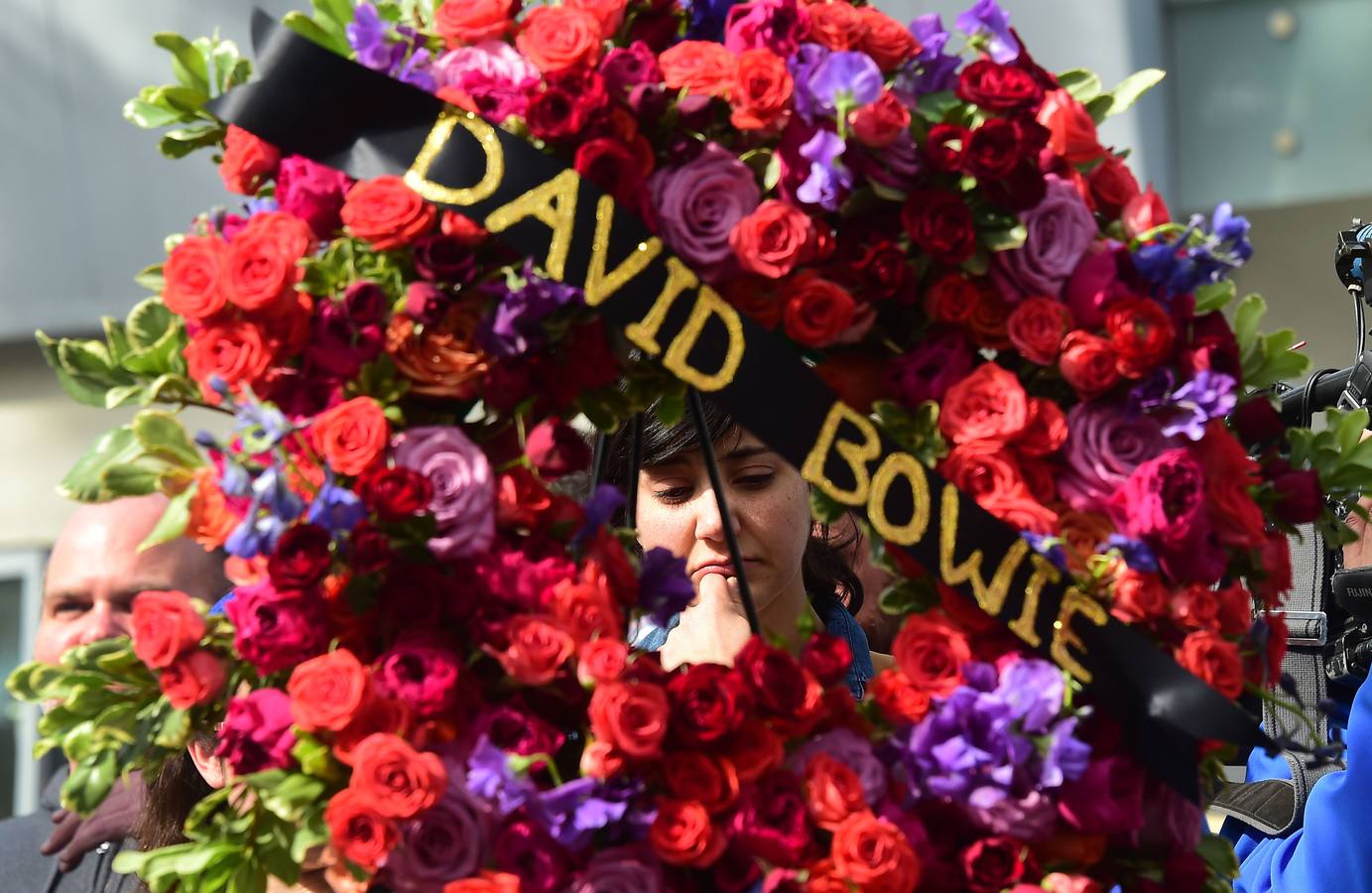 Una mujer llora tras una corona floral en la Cámara de Comercio de Hollywood.