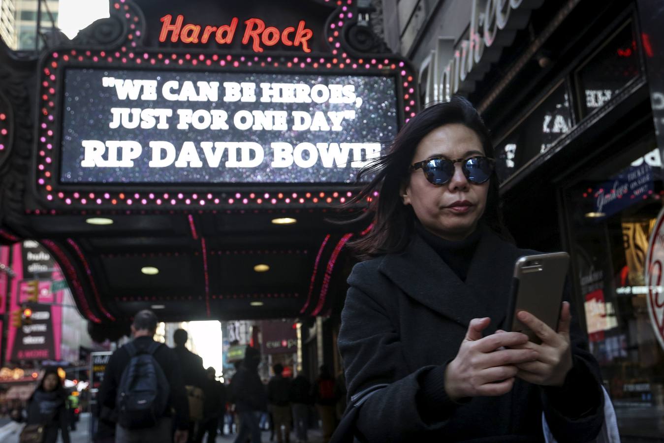 El famoso Hard Rock de Times Square, Nueva York, recordó a Bowie a través de su famoso "we can be heroes, just for one day".