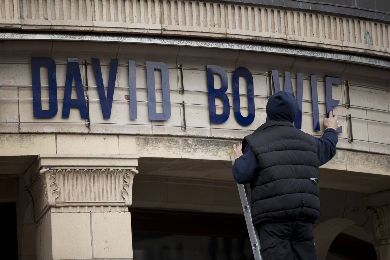 Un operario coloca las letras de un cartel con el nombre de Bowie en un teatro de Londres.