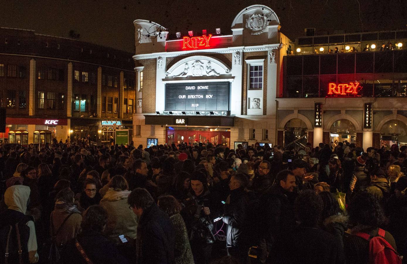 Miles de personas se reunieron ante uno de los 'templos' de la cultura pop en Londres.
