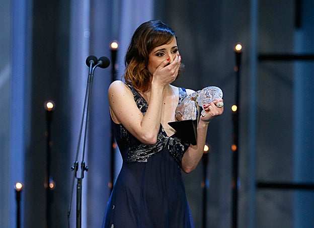 Natalia de Molina, emocionadísima al recibir su Premio Forqué a la Mejor Actriz.