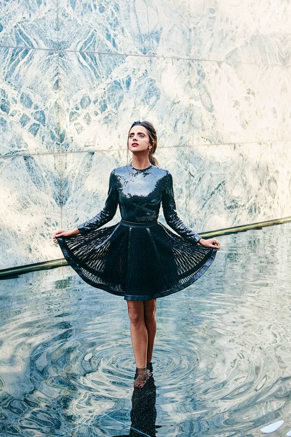 La actriz lleva un top de lentejuelas con falda cancán de tul negro con rombos de terciopelo y cuero.