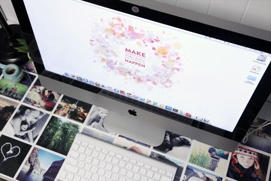 Forrar nuestra mesa con fotografías es darle un toque personal perfecto que nos ayuda a motivarnos.