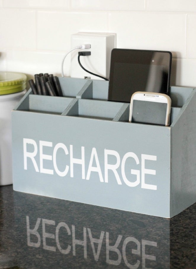 Hazte con un pequeño mueblo organizador para cargar todos tus dispositivos intentando esconder los cables.