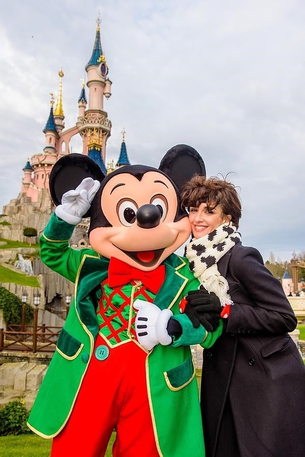 Paz Vega aprovecha su viaje y se hace una foto con Mickey Mouse.