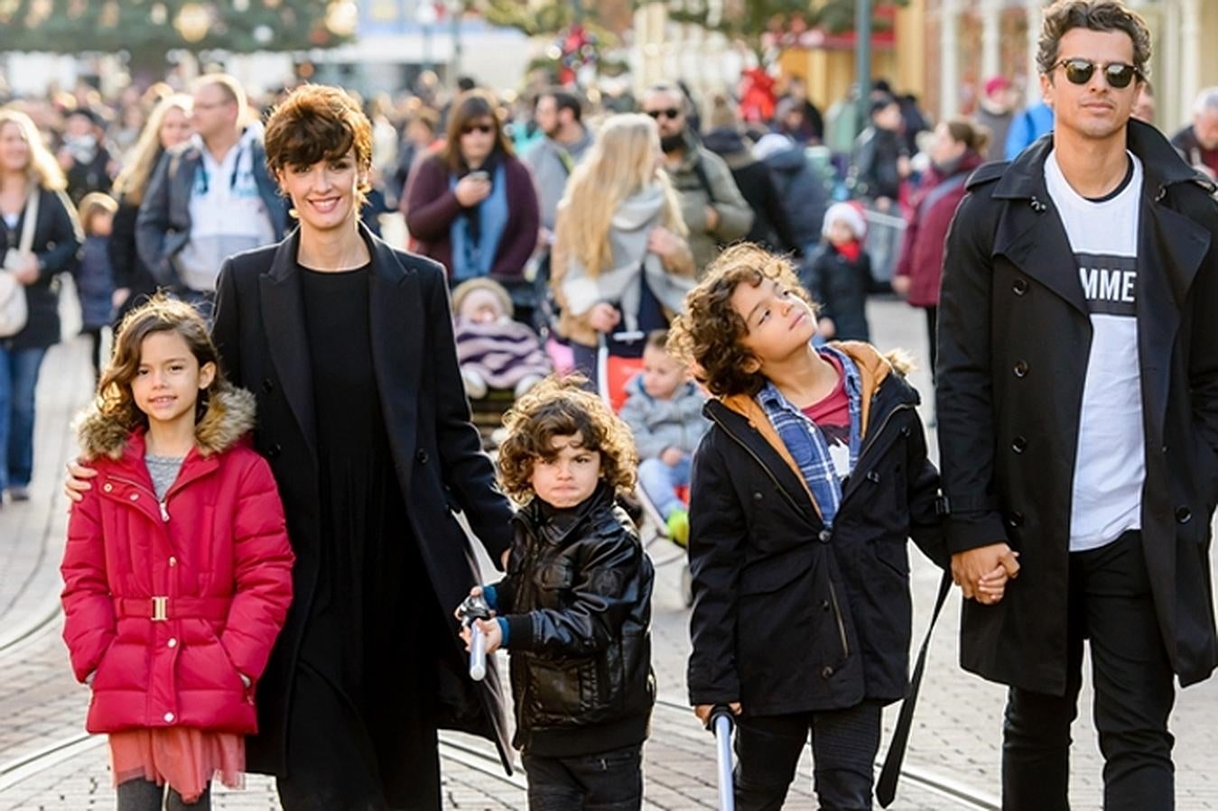 Paz Vega junto a Ava y Lennon, dos de sus tres hijos, en Disneyland París.