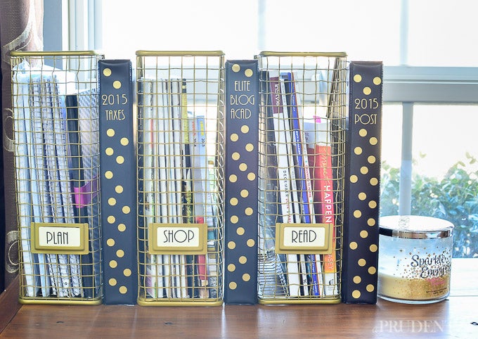 Hazte con una archivadores a juego con tu escritorio que puedas etiquetar para organizar nuestros papeles y revistas.