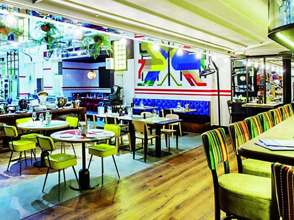 El equipo de decoradores de Lázaro Rosa-Violán se ha encargado del original diseño de Ultramarinos Santa Mónica, en Barcelona. Son 1.400 m2 de local, en el que se pueden degustar desde desayunos hasta cócteles de creación propia.