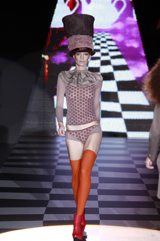 En uno de sus desfiles de la Mercedes Benz Fashion Week Madrid, la firma española presentó una colección basada en los personajes de 'Alicia en el país de las maravillas'.