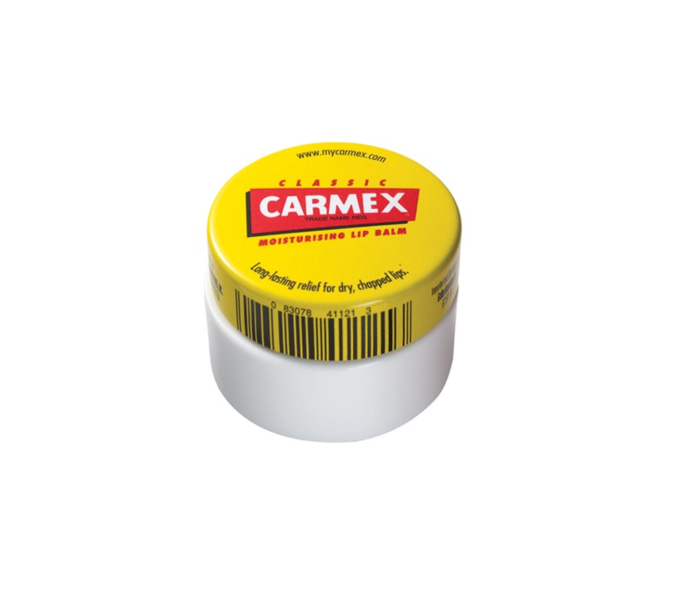 Bálsamo labial Carmex Classic (Precio: 5,25€). Hidrata los labios, pero también las cutículas, las zonas secas de las manos o de la nariz, y te ayuda a mantener a raya los pelitos rebeldes de las cejas e incluso del ffequillo.