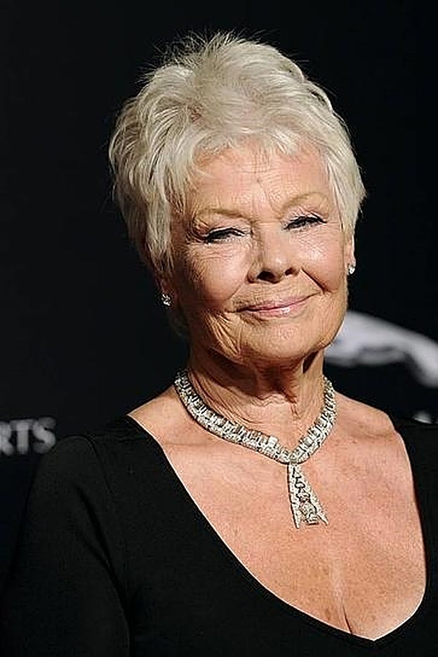 Judi Dench con el pelo gris y un corte de pelo muy favorecedor.