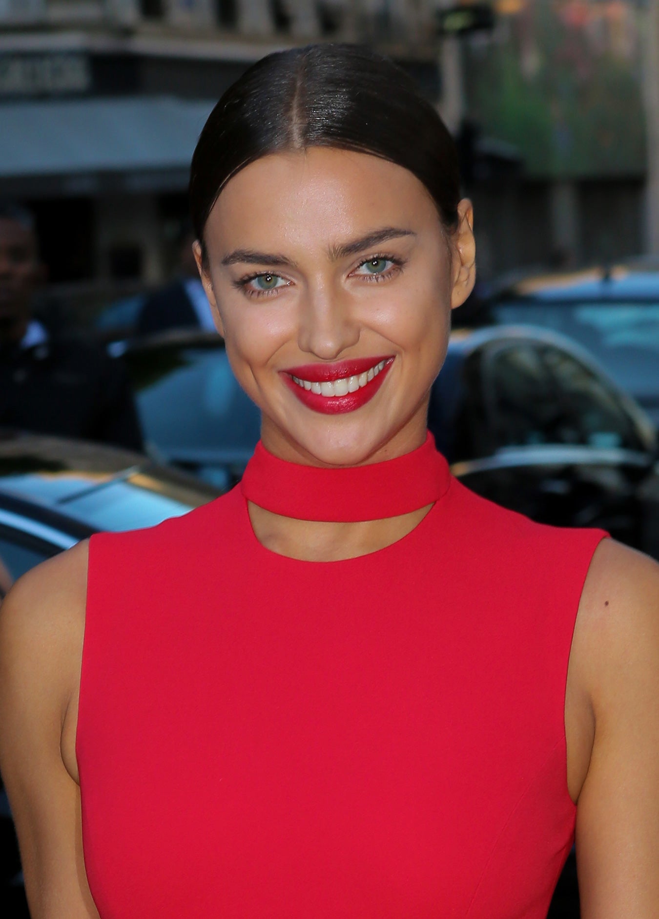 Clásicos e imbatibles. Los labios rojos transmiten y proyectan sensualidad. Para equilibrar el rostro, un ligero toque de colorete compensará el reparto de color, que en este look se complementa con un ojo muy limpio, casi desnudo, y unas cejas muy fuertes y poderosas.