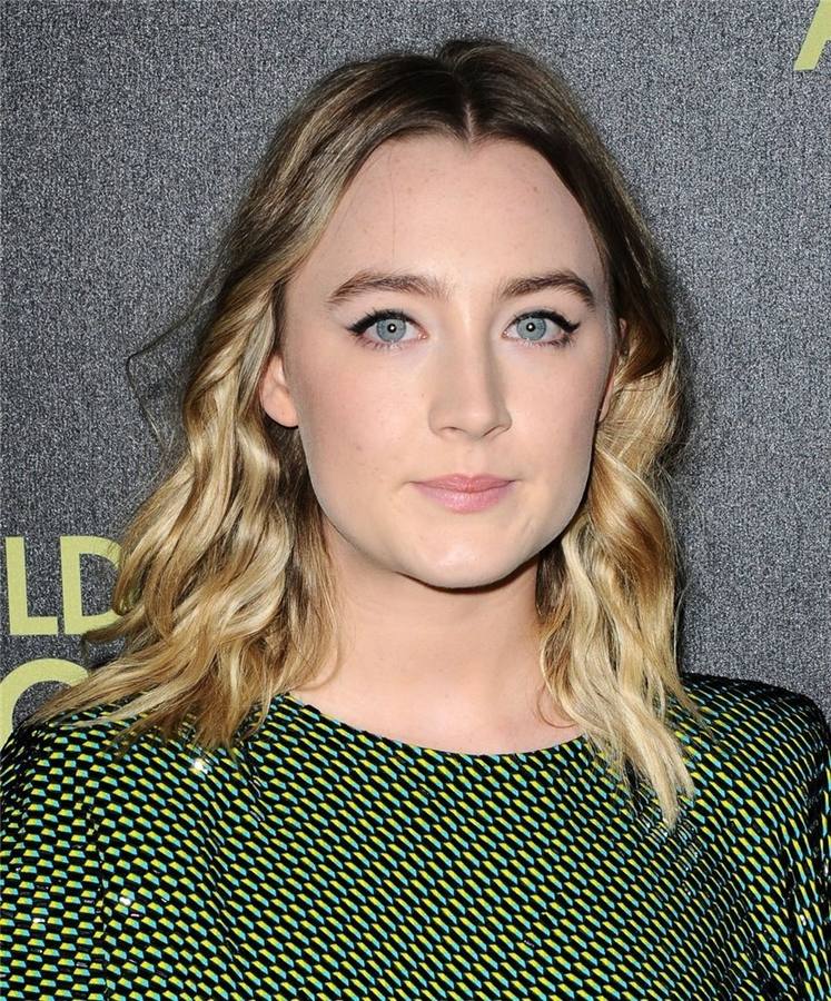 En su look 'beauty' destaca su piel transparente, suave y sedosa. Sus enormes ojos azules delatan sus ancestros celtas que la actriz ('El novio de mi madre', 'Mi vida ahora', 'El Gran Hotel Budapest', 'Lost River', 'Loving Vicent' o 'The Seagull) no enmascara con maquillajes pesados, prefiriendo lucir un estilo fresco y natural.